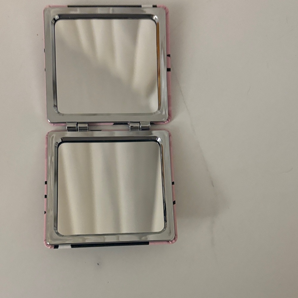Hello Kitty Pink Compact Mirror - Picture 2 of 2
